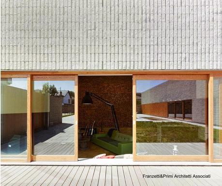 Galpones industriales reciclados como inusual residencia con salón. Galpones industriales reciclados como inusual residencia con salón.