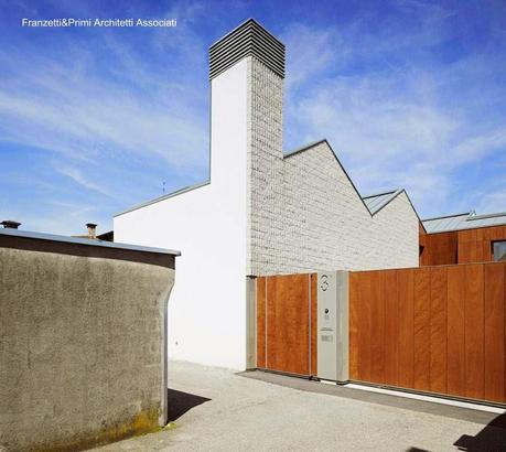 Puerta de acceso y portón para los vehículos Casa y salón de exposición de una colección de autos y motos