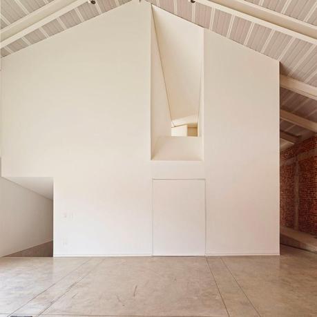 Galpones industriales reciclados como inusual residencia con salón. Galpones industriales reciclados como inusual residencia con salón.