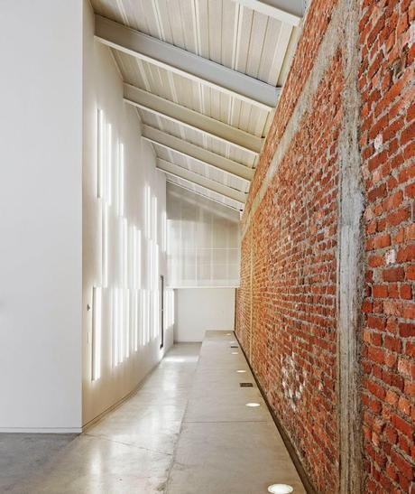 Galpones industriales reciclados como inusual residencia con salón. Galpones industriales reciclados como inusual residencia con salón.