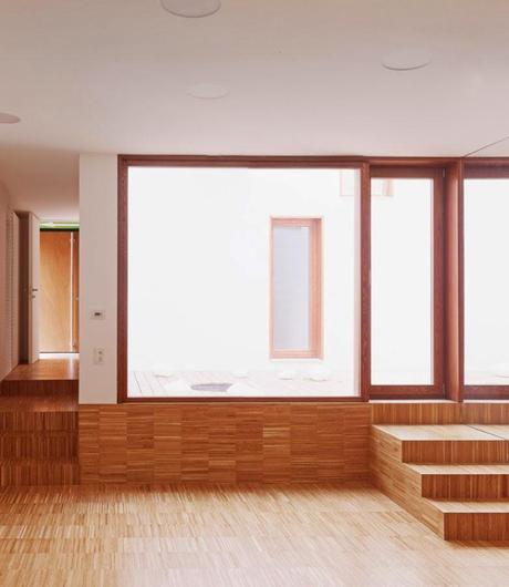 Galpones industriales reciclados como inusual residencia con salón. Galpones industriales reciclados como inusual residencia con salón.