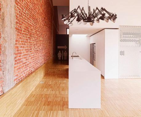 Galpones industriales reciclados como inusual residencia con salón. Galpones industriales reciclados como inusual residencia con salón.