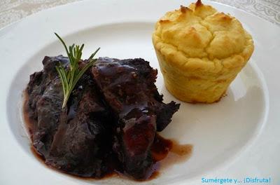 Carrilleras de ternera al vino tinto con suflé de patata