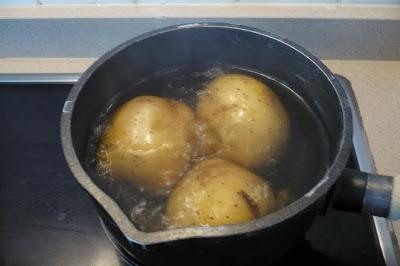 Carrilleras de ternera al vino tinto con suflé de patata