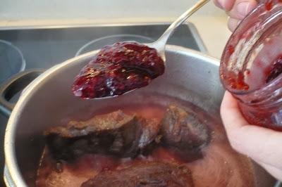 Carrilleras de ternera al vino tinto con suflé de patata