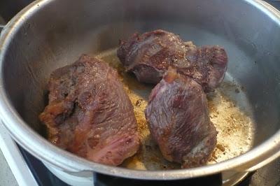 Carrilleras de ternera al vino tinto con suflé de patata