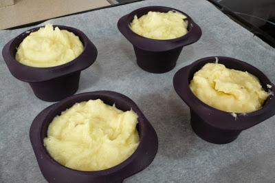 Carrilleras de ternera al vino tinto con suflé de patata