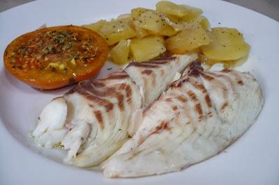 Dorada al horno con patatas panadera y tomates raf