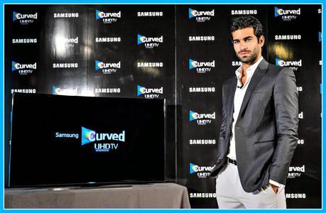 Rubén Cortada, guapo y a la última con el nuevo Samsung Curvo UHD