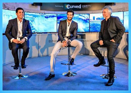 Rubén Cortada, guapo y a la última con el nuevo Samsung Curvo UHD