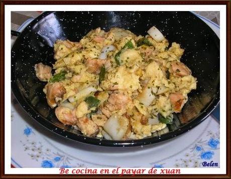 Revuelto de salmón, calamares y pimientos