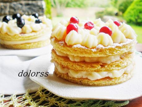 Mil hojas de bizcocho con crema y  frutos rojos (sin azúcar)