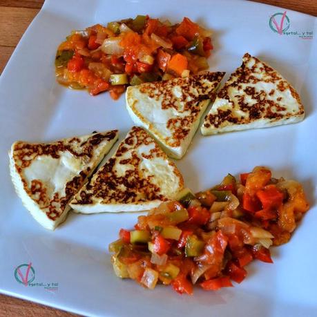 Queso a la plancha con su guarnición de Pisto de albaricoques.