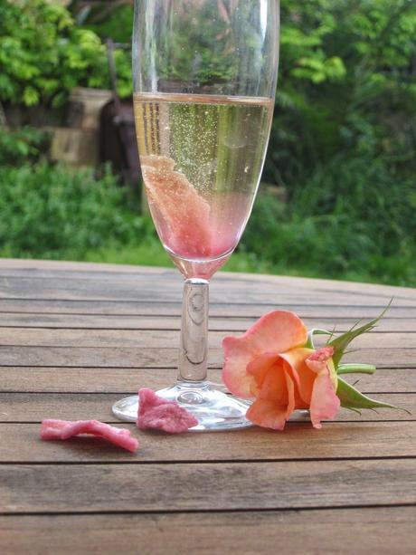 copa de cava con petalo de rosa cristalizada