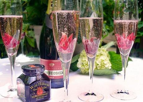 copas de cava con flor de hibisco
