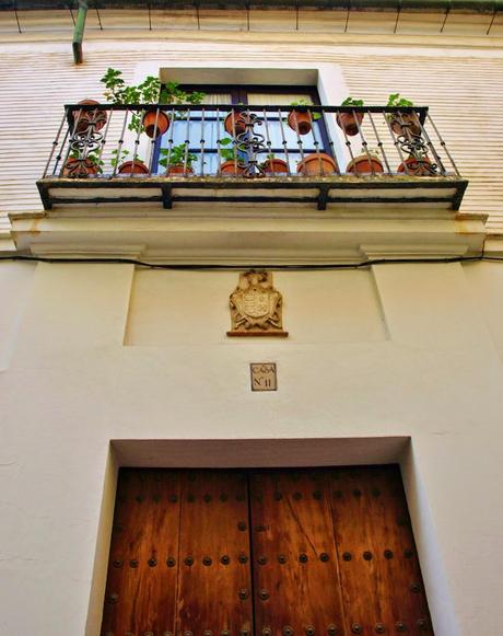 Escudo heráldico en la Calle Levíes.