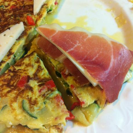 Tortilla De Calabacín Y Pimiento Rellena De Serrano Y Manchego