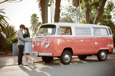 plan romantico con furgoneta vintage. celbracion especial de aniversario furgoneta vintage