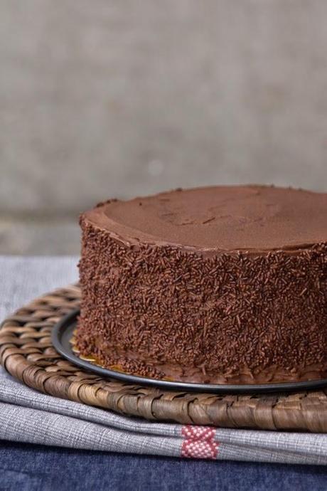 Torta de chocolate para cumpleaños y un regalo para ti.