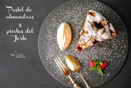 Pastel de almendras y picotas del Jerte