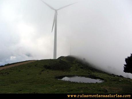 Ruta Llan de Cubel y Cueto: Entre los aerogeneradores de la Curiscada