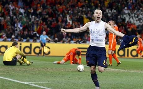 Iniesta celebrando el gol que le dio mundial a España
