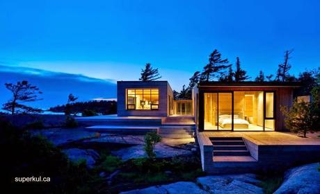 Cabaña moderna de madera con techo metálico en Ontario.