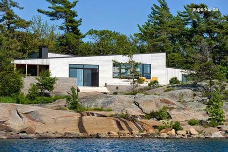 Cabaña moderna de madera con techo metálico en Ontario.