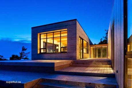 Cabaña moderna de madera con techo metálico en Ontario.