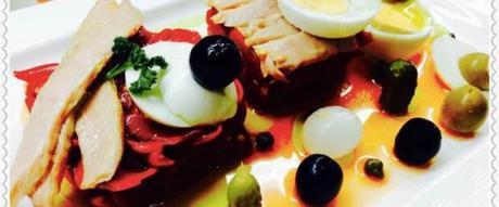 Ensalada de pimientos y bonito con aceitunas y huevo