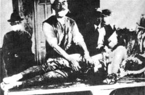 Médico japonés examina las vísceras de un prisionero atado y sin anestesiar.
