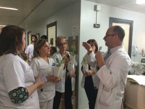 El Dr. Ortega, junto a personal sanitario con los plantones. 