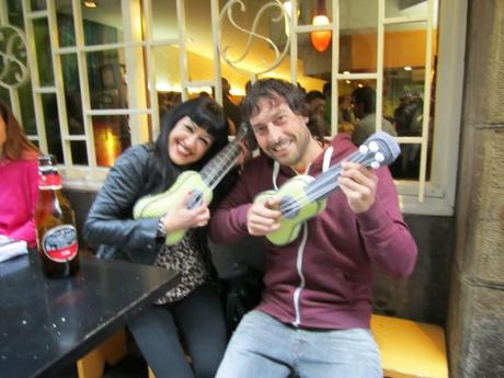 485 – Gente con ukelele bigunki