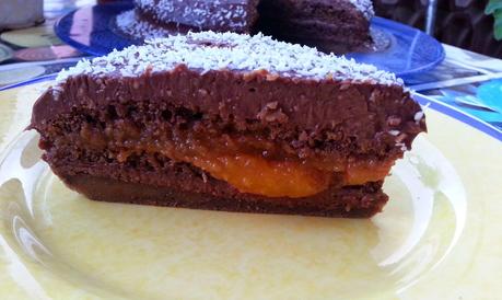 Tarta vegana con relleno de chocolate y mermelada de fruta