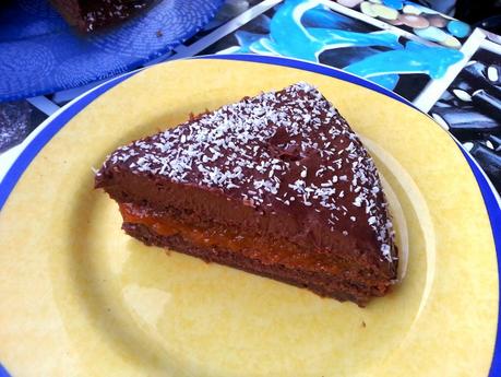 Tarta vegana con relleno de chocolate y mermelada de fruta