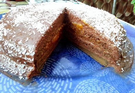 Tarta vegana con relleno de chocolate y mermelada de fruta