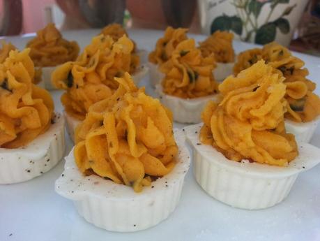 Huevos rellenos veganos