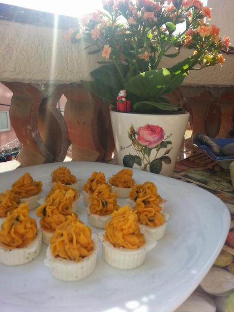 Huevos rellenos veganos