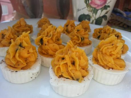 Huevos rellenos veganos