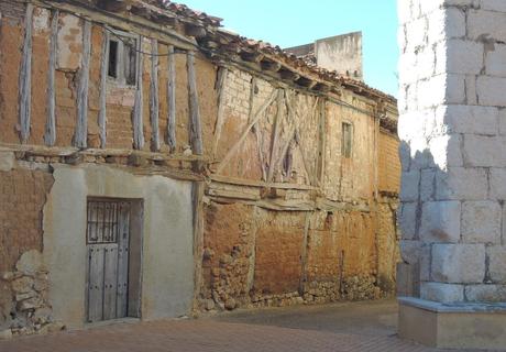 Rinconcito tras la iglesia de Pinilla Trasmonte.