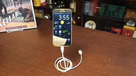 Ahora tu smartphone puede levitar mientras se carga con el Magic Phone Stand.
