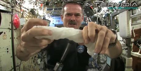 ¿Qué pasa si estrujas un trapo en el espacio? VIDEO