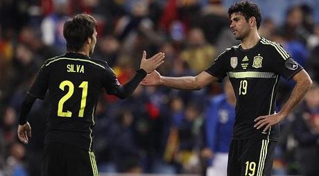 Silva y Costa se saludan durante un partido de La Roja la roja El otro ‘nueve’ de La Roja marca