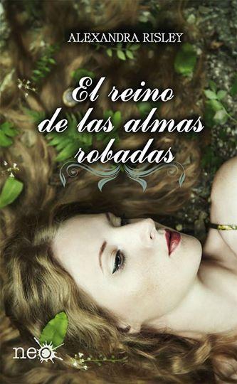 Foto: Nuestra novedad de julio: El reino de las almas robadas, de Alexandra Risley   La muerte está a punto de irrumpir en la existencia de la joven Raven Davis. Shadow, su enigmática compañera de habitación en el internado, aparece desangrada en el baño el día antes del baile. Todo indica que se ha suicidado. Un año después, Raven llega a Christchurch con la intención de pasar unas tranquilas vacaciones. Pero una mañana es atropellada por una camioneta y, tras experimentar una extraña sensación, comprende que ella también ha muerto. Mientras atraviesa el umbral que separa la vida de la muerte, Raven vuelve a ver a Shadow, alejada del camino luminoso por donde transitan otras almas. En vano, Raven trata de acercarse a ella,  pero solo consigue perderse en un bosque oscuro y nebuloso. Ahora está atrapada en un mundo que no es el suyo. Pronto descubre que se encuentra en un reino donde todas las almas han sido condenadas a vivir eternamente y a luchar entre ellas por el poder y la tierra. ¿Hay alguna posibilidad de escapar? Y no menos importante: ¿brillará, entre las tinieblas de la muerte, la luz del amor?