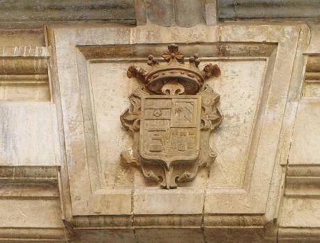 El escudo de armas de la Casa Fabiola.