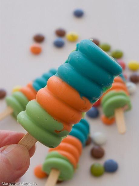 Polos de nubes y lacasitos con cobertura de chocolate Polos de nubes y lacasitos con cobertura de chocolate