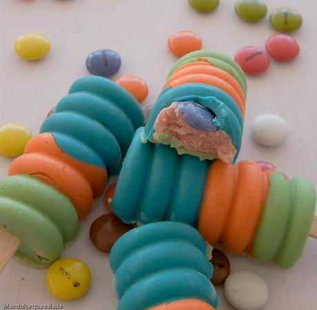 Polos de nubes y lacasitos con cobertura de chocolate Polos de nubes y lacasitos con cobertura de chocolate