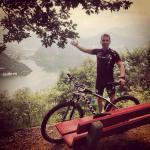 Jorge Lorenzo disfrutando de un bonito paisaje y de la bici