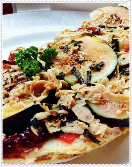 Tosta de breva, foie y trufa sobre confitura de pimiento del piquillo Tosta de brevas, foie y trufa sobre confitura de pimientos del piquillo 1