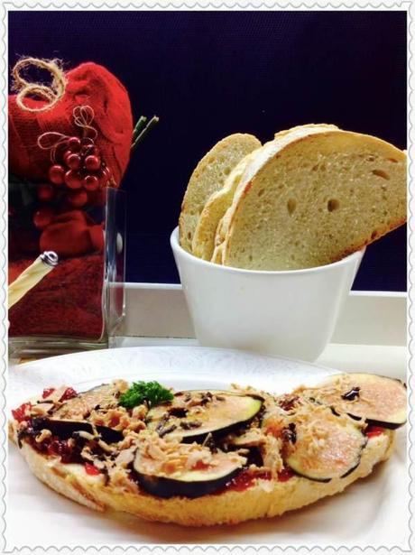 Tosta de breva, foie y trufa sobre confitura de pimiento del piquillo Tosta de brevas, foie y trufa sobre confitura de pimientos del piquillo 2